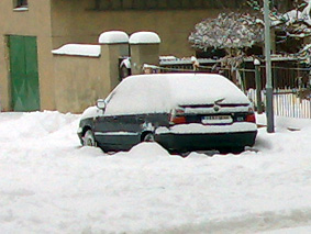 První porce sněhu na autě, ještě jde najít / Praha, 08. 01. 2010